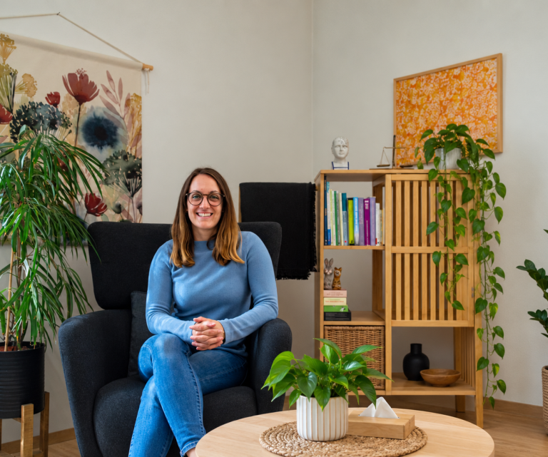 Andrea Hieger in den Praxisräumen für Psychotherapie in Mank